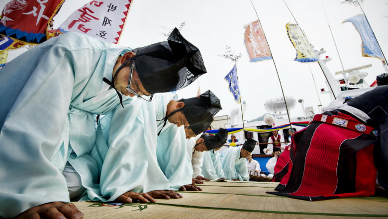 Shaman-Priests-Praying-Yeonggwang-Gun-Yong-Wang-Jae-Dragon-King-Ceremony-South-Jeolla-Province-South-Korea-2013-06-13-16-30-34