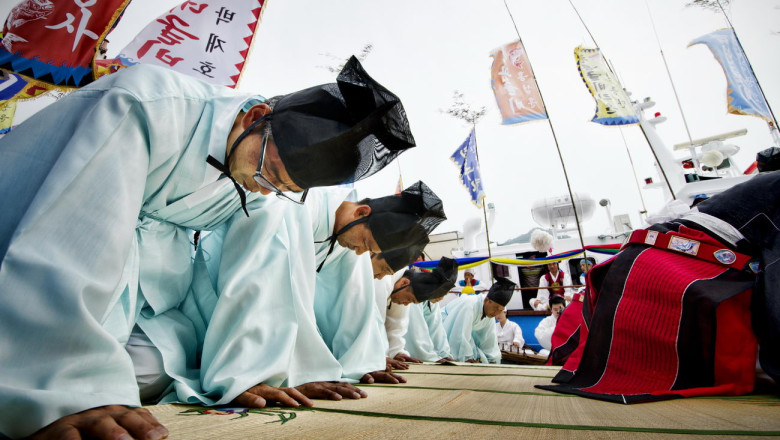 Shaman-Priests-Praying-Yeonggwang-Gun-Yong-Wang-Jae-Dragon-King-Ceremony-South-Jeolla-Province-South-Korea-2013-06-13-16-30-34