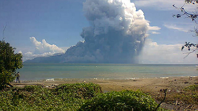 vulcan Rokatenda indonezia 5935935-AFP Mediafax Foto-STR 1