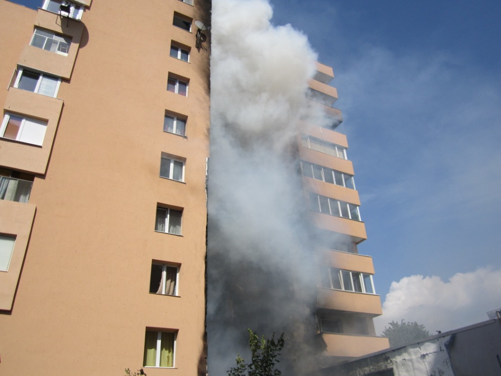 Zeci de persoane, evacuate dintr-un bloc cu 10 etaje din cauza unui incediu