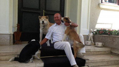 Traian Basescu cu cainii - Alaturi de Presedintele Nostru