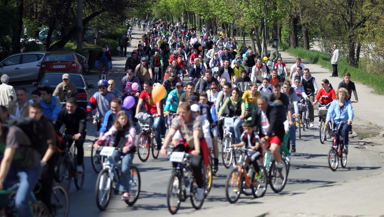 oameni pe biciclete mediafax
