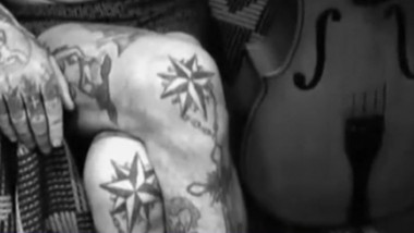 tatuaj pe genunchi