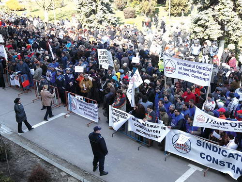 Sindicatele critică dur decizie Guvernului de a nu mai plăti prima zi de concediu medical: O limitare a dreptului la protecție socială