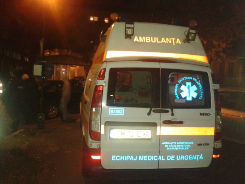 ambulanta blocata de o alta masina 2