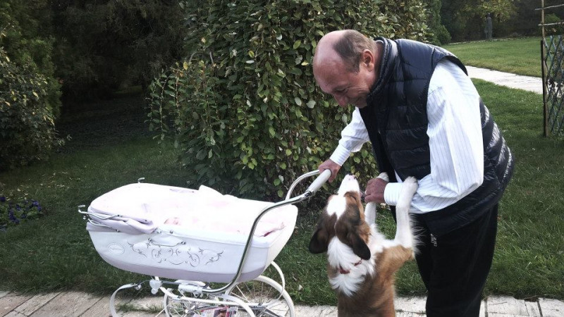 Traian Basescu plimbare 1