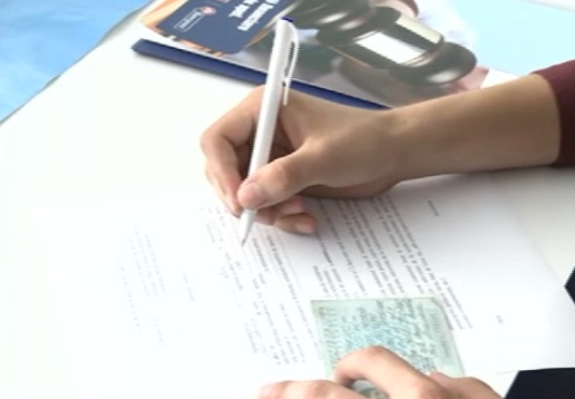 Un contabil a furat 1.200.000 de lei de la două școli din Sectorul 5, pentru care lucra: procurorii au efectuat joi trei percheziții