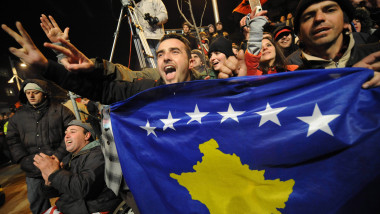 kosovari la celebrarea independentei mfax
