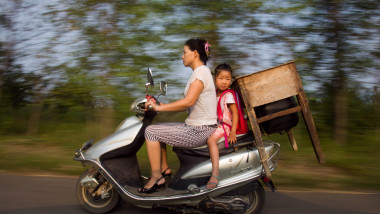 mama si copil pe motocicleta in china afp 1