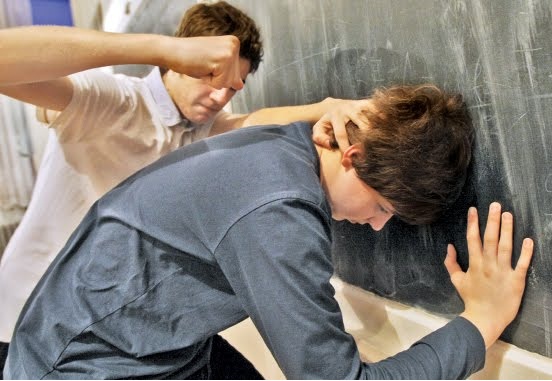 Bătaie cu pumni și picioare într-o școală din Mioveni. Un elev și-a lovit colegii cu o stinghie smulsă din lambriu