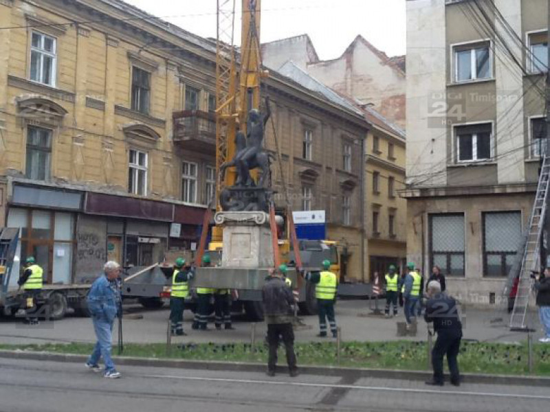 mutarea statuii Piata Sfantu Gheorghe 15