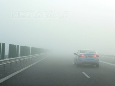 Trafic rutier afectat de ceață pe drumuri din mai multe județe. Poliția recomandă șoferilor câteva lucruri esențiale