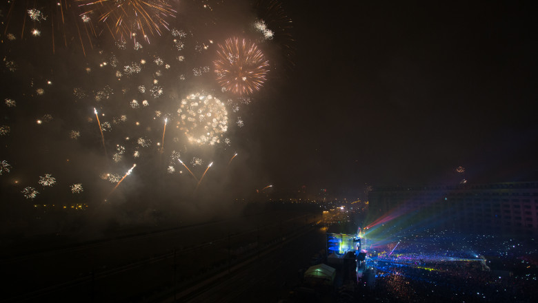 artificii piata constitutiei - 6325989-Mediafax Foto-Silviu Matei