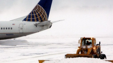 cn image.size.snow-plow-winter-storm-logan-international-airport-boston-alamy