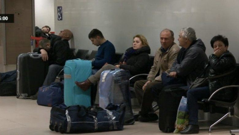 aeroport oameni asteapta