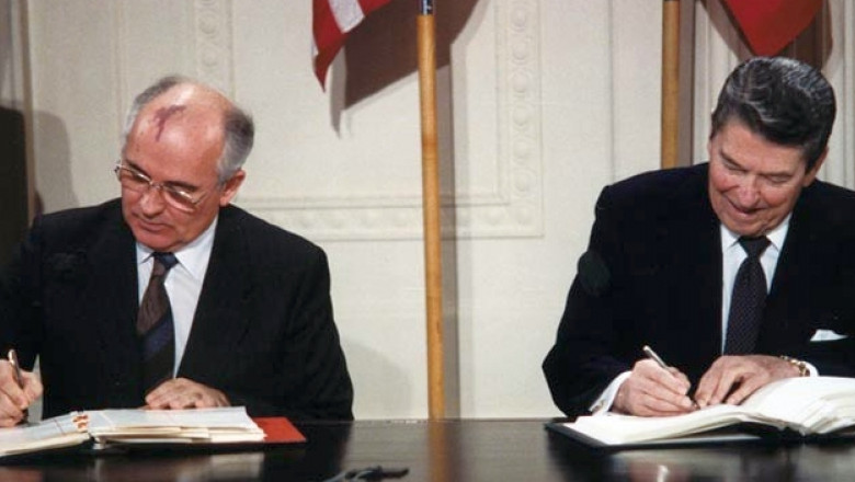 Reagan and Gorbachev signing 1
