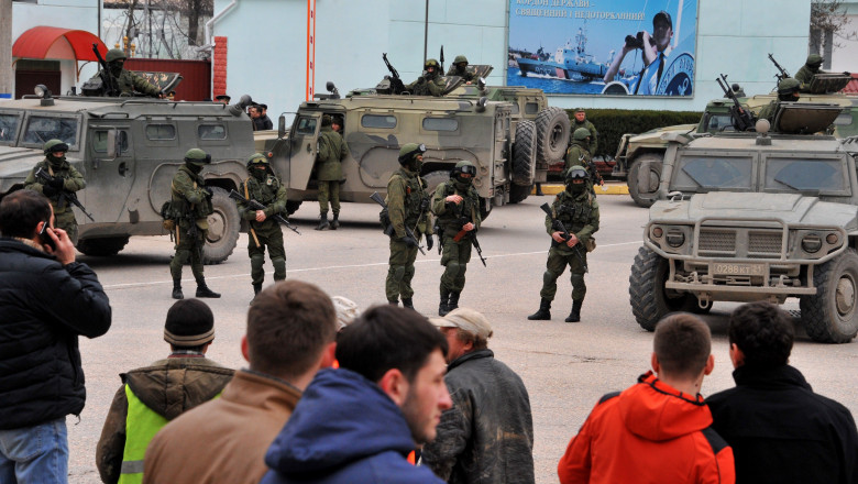 Crimeea Ucraina oameni inarmati-AFP Mediafax Foto-VIKTOR DRACHEV-4