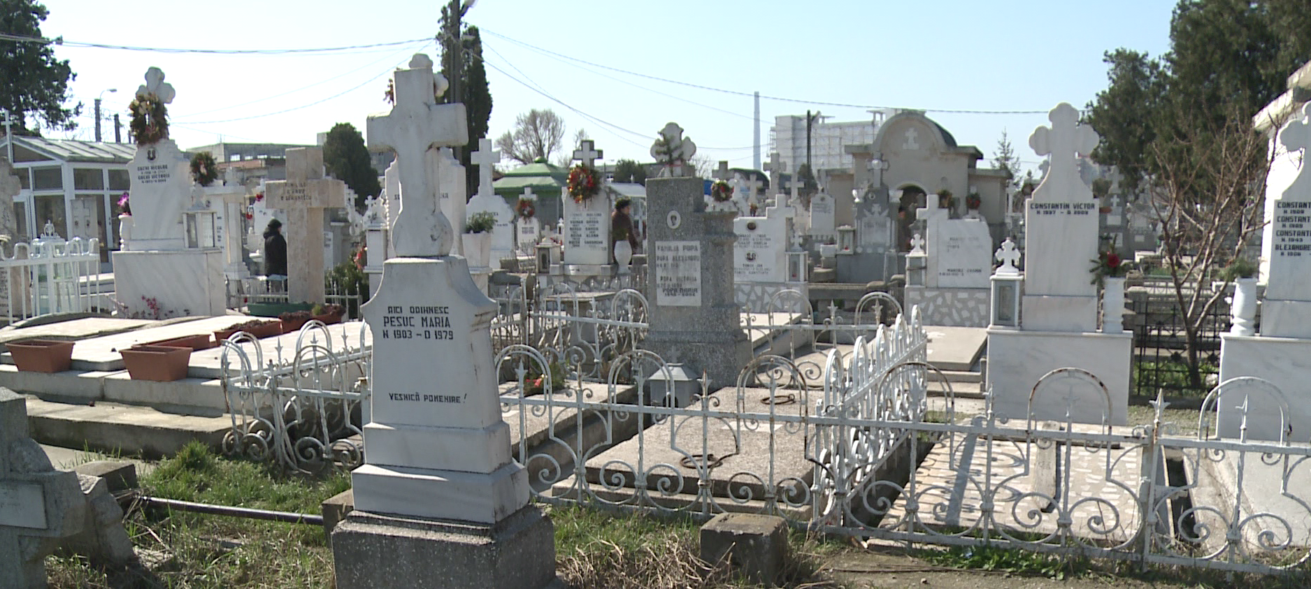 ADP Oradea interzice coroanele de plastic în cimitir pentru că nu pot fi reciclate. Comercianții vor să dea în judecată instituția