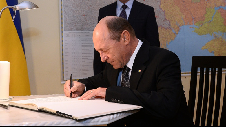 basescu scriind - presidency.ro 1