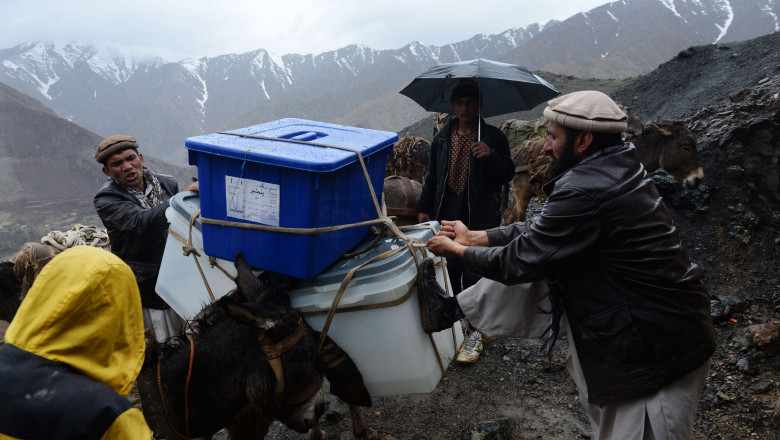 afganistan campanie electorala cu magarul - 6634816-AFP Mediafax Foto-SHAH Marai