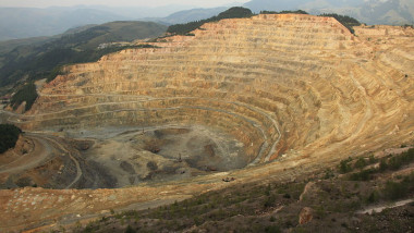 800px-Ro ia Poieni open-pit copper mine