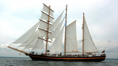 Royal-Helena nava cu vele