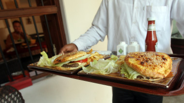 mancare fast food 4336543-AFP Mediafax Foto-Karim SAHIB