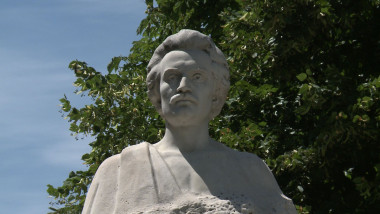 statuie eminescu