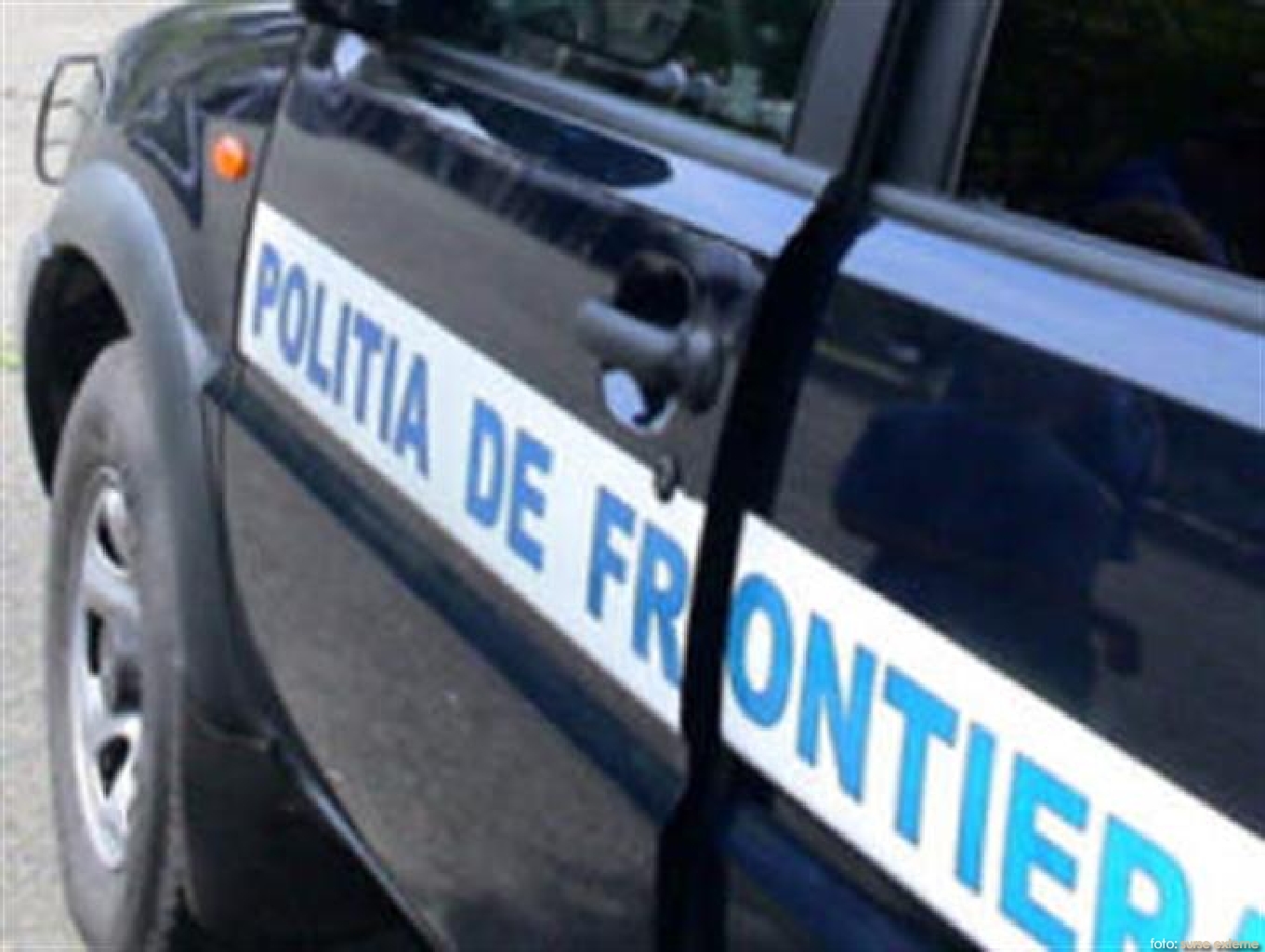 Opt migranţi care au traversat Dunărea cu o barcă gonflabilă, prinși de poliţiştii de frontieră