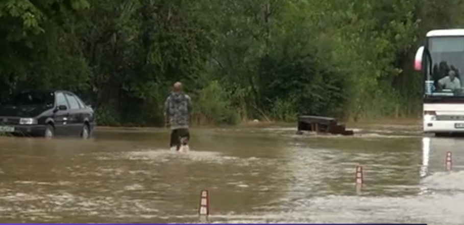 Inundații pe litoralul bulgar: stațiunea Lozeneț și regiunea Țarevo, grav afectate de ploile abundente. Cod roșu în opt orașe