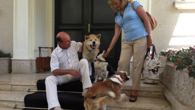 Traian Basescu si Maria Basescu cu cainii - Alaturi de Presedintele Nostru