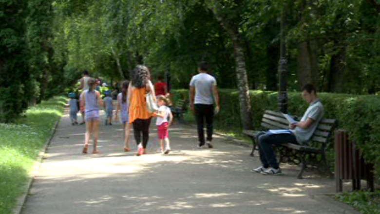 oameni in parc vara