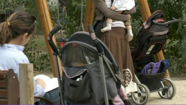 femei cu copii in parc