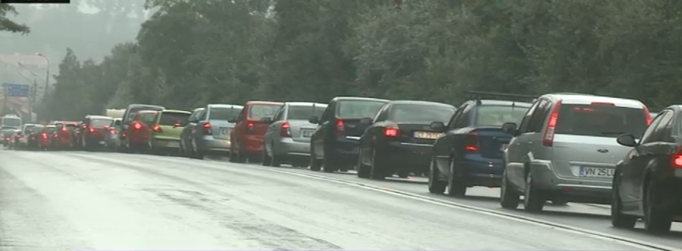 Valea Oltului. Trafic complet blocat pe centura staţiunii Călimăneşti, din cauza căderilor de pietre