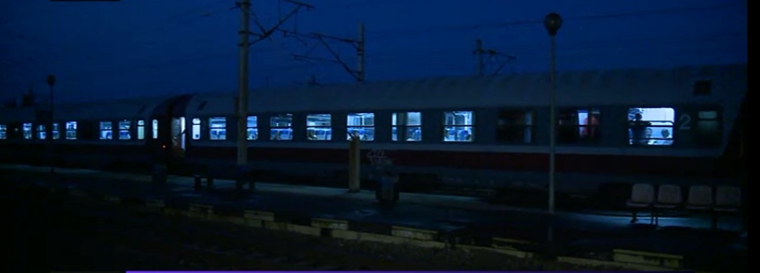 Un tânăr de 23 de ani a murit după ce s-a aruncat în fața unui tren plin cu călători