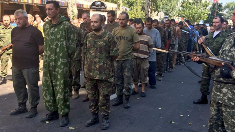 militari ucraineni capturati parada