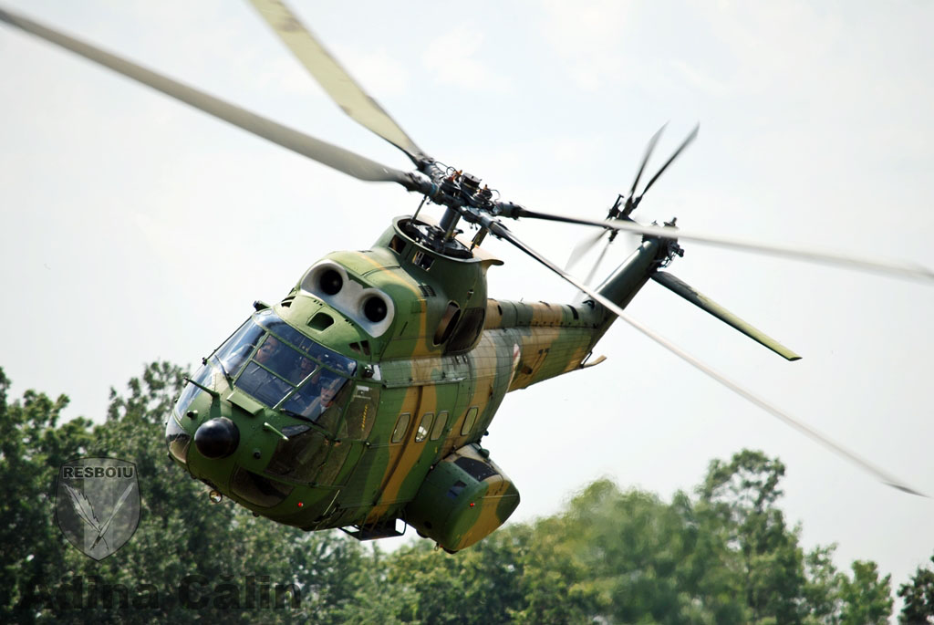 MApN: Un elicopter din Escadrila 712 a avut o defecţiune tehnică în timpul unui zbor de instrucţie. Aterizare în apropiere de Reşiţa