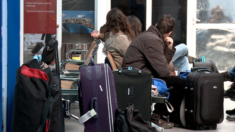 oameni bagaje sala de asteptare aeroport