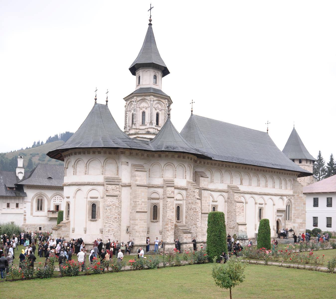 Slujbă de pomenire a etnicilor români din Ucraina căzuţi pe front, la Mănăstirea Putna. „Războiul a intrat în casele noastre”