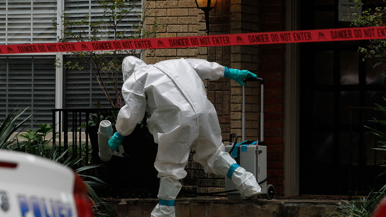 Muncitor dezinfecteaza o locuinta Ebola Dallas - Guluver GettyImages