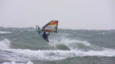 windsurfing toamna valuri mari