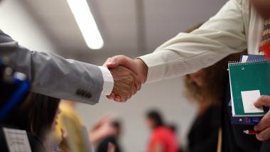 Intelegere doi oameni dau mana - Guliver GettyImages