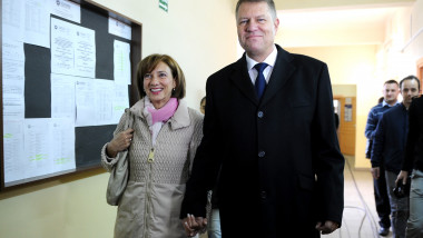 Carmen si Klaus Iohannis la vot alegeri prezidentiale 2014-Mediafax Foto-Sebastian Marcovici