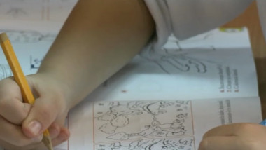 copil creion desen