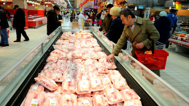 hipermarket cumparaturi carne-Mediafax Foto-Octav Ganea