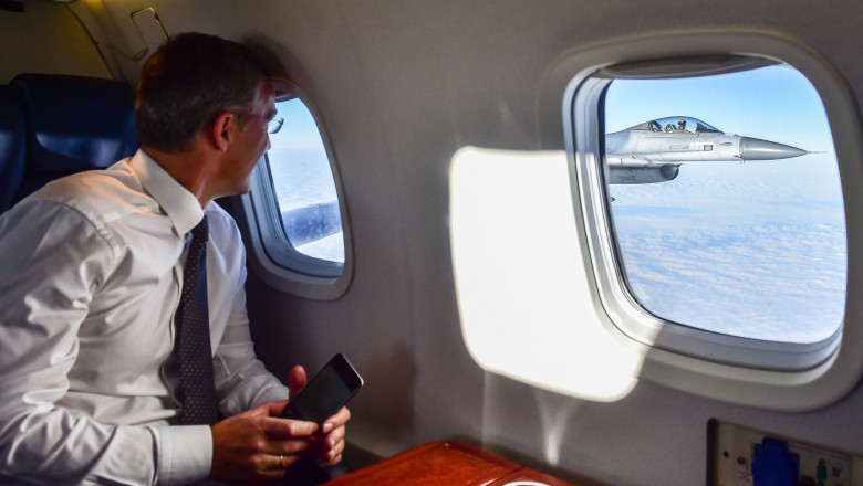 Jens Stoltenberg NATO salut din avion - nato 2