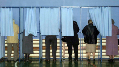 urna alegeri pensionari-Mediafax Foto-Marius Vasilica 2 -1