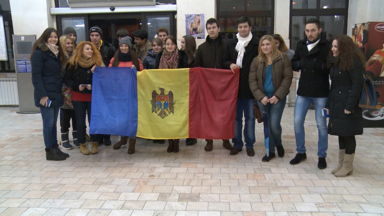 studenti moldoveni cu steag