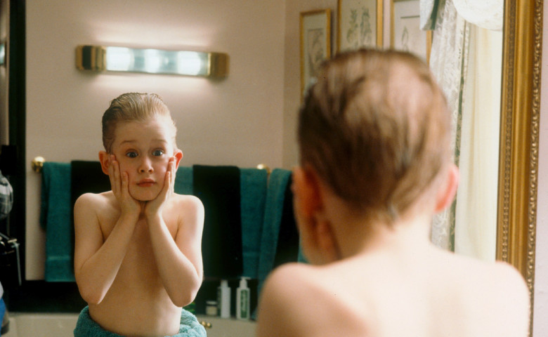 Kevin din Home Alone in fata oglinzii