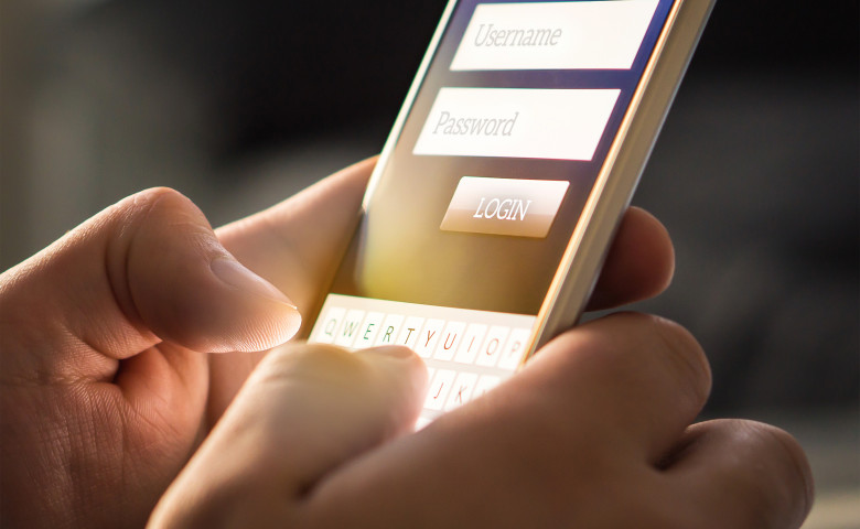 smartphone parola in mana unui utilizator